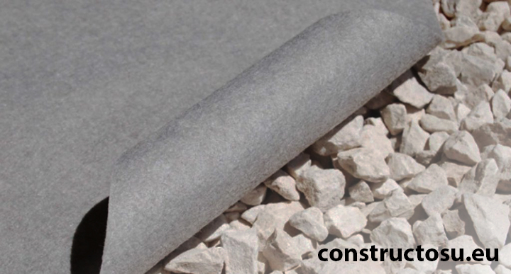 Membrană geotextil amplasată peste strat de pietriș