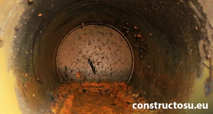 Rugina din în interiorul unui vas de compresor