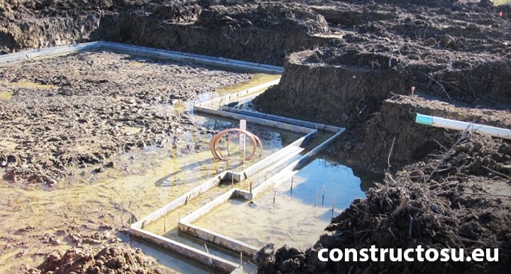 Săpătură fundație inundată