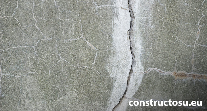 Suprafață de beton cu o fisură
