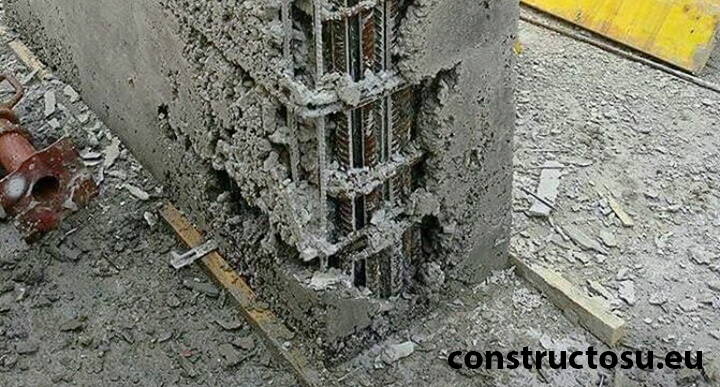 Perete turnat din beton, fără vibrare corespunzătoare, cu armătura descoperită după decofrare.